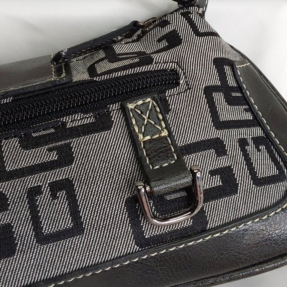 'GUESS' STUDDED MONOGRAM SHOULDER BAG SIGNATURE BIMBO BAGUETTE - Picture 8 of 16